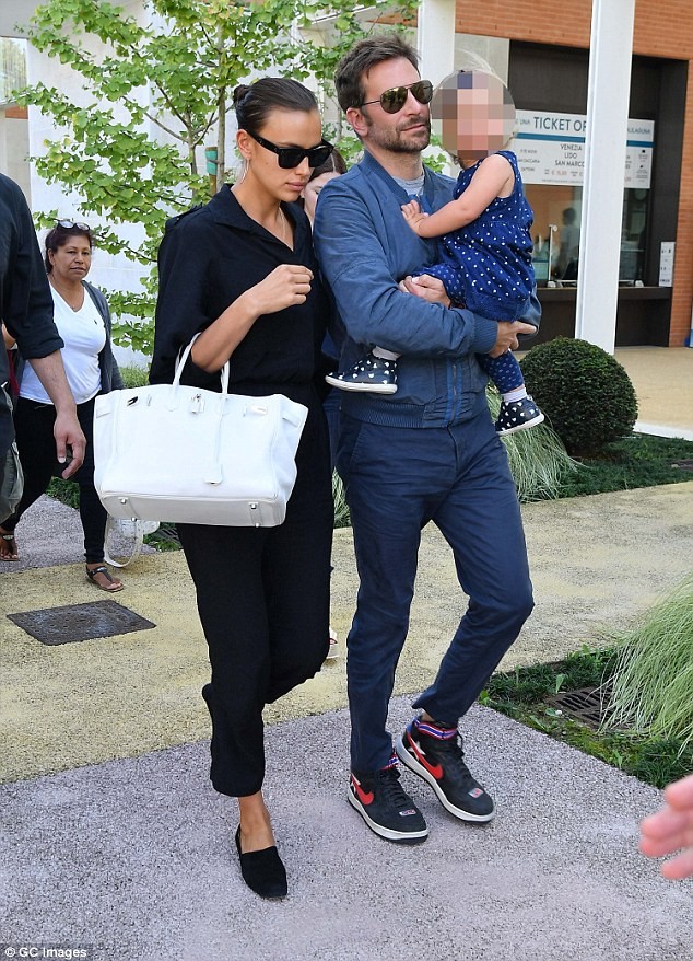 Irina Shayk phô diễn đường cong nữ thần, sánh đôi ‘bà hoàng' Versace - ảnh 3