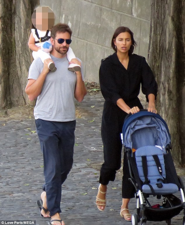Irina Shayk phô diễn đường cong nữ thần, sánh đôi ‘bà hoàng' Versace - ảnh 1