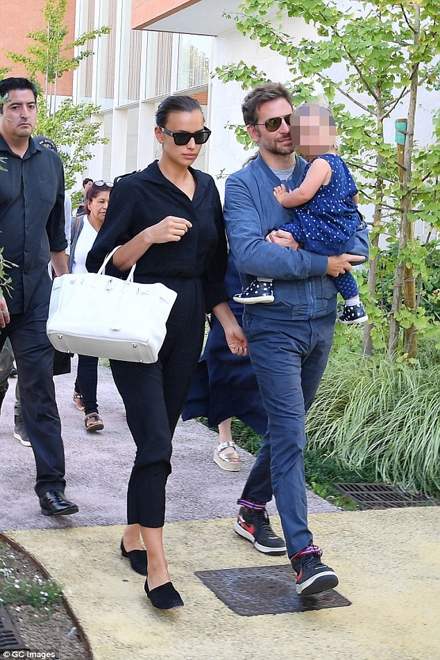 Irina Shayk phô diễn đường cong nữ thần, sánh đôi ‘bà hoàng' Versace - ảnh 4