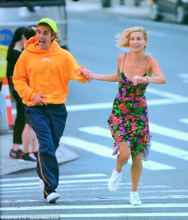 Hailey Baldwin chân dài gợi cảm bên Justin Bieber ‘già như ông chú' - ảnh 9