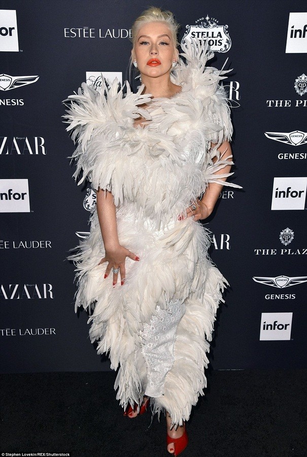 Bella Hadid gây bất ngờ với thân hình như búp bê Barbie - ảnh 23