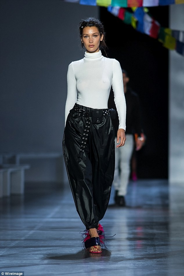 Bella Hadid ngực đầy nóng bỏng khiến quý ông mê đắm - ảnh 8