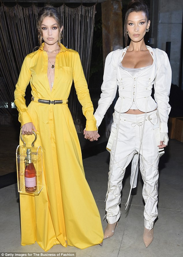 Bella Hadid ngực đầy nóng bỏng khiến quý ông mê đắm - ảnh 10