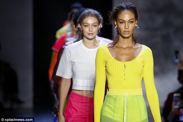 Bella Hadid ngực đầy nóng bỏng khiến quý ông mê đắm - ảnh 5