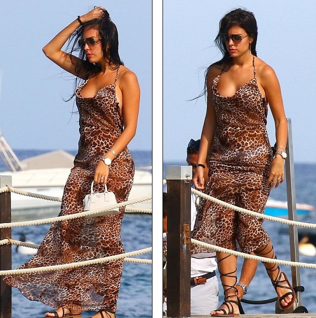 Bạn gái Ronaldo diện bikini thả dáng nuột nà trên biển - ảnh 3