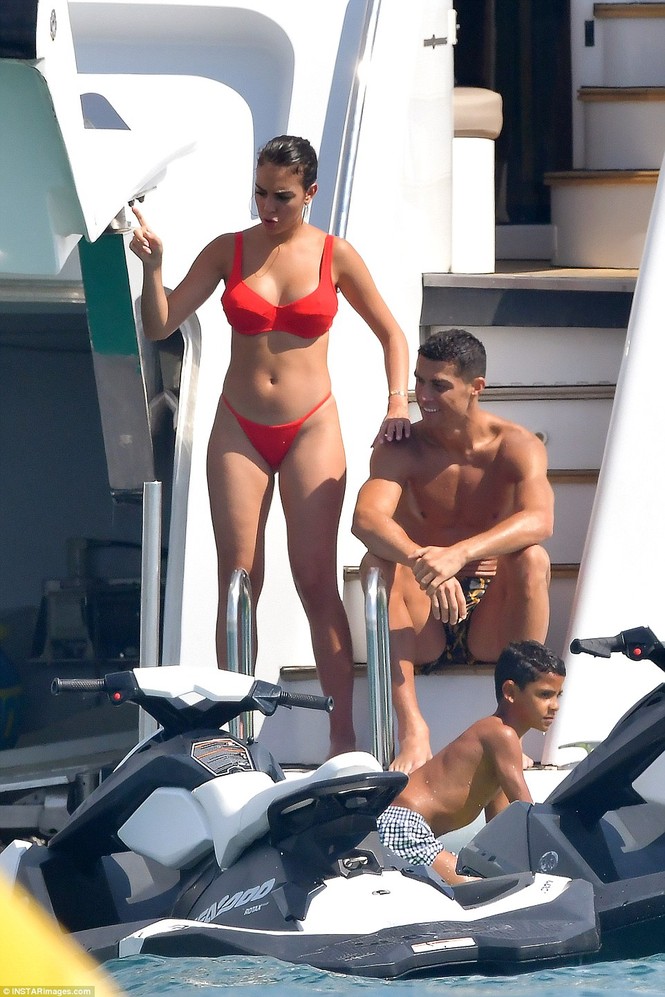 Bạn gái Ronaldo diện bikini thả dáng nuột nà trên biển - ảnh 8