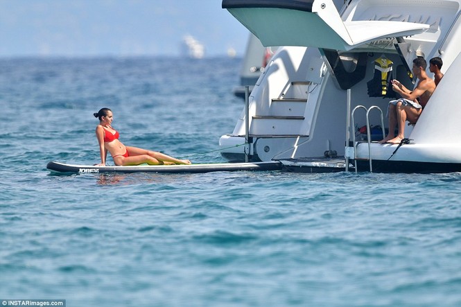 Bạn gái Ronaldo diện bikini thả dáng nuột nà trên biển - ảnh 9