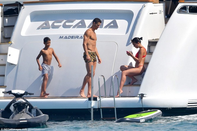 Bạn gái Ronaldo diện bikini thả dáng nuột nà trên biển - ảnh 12