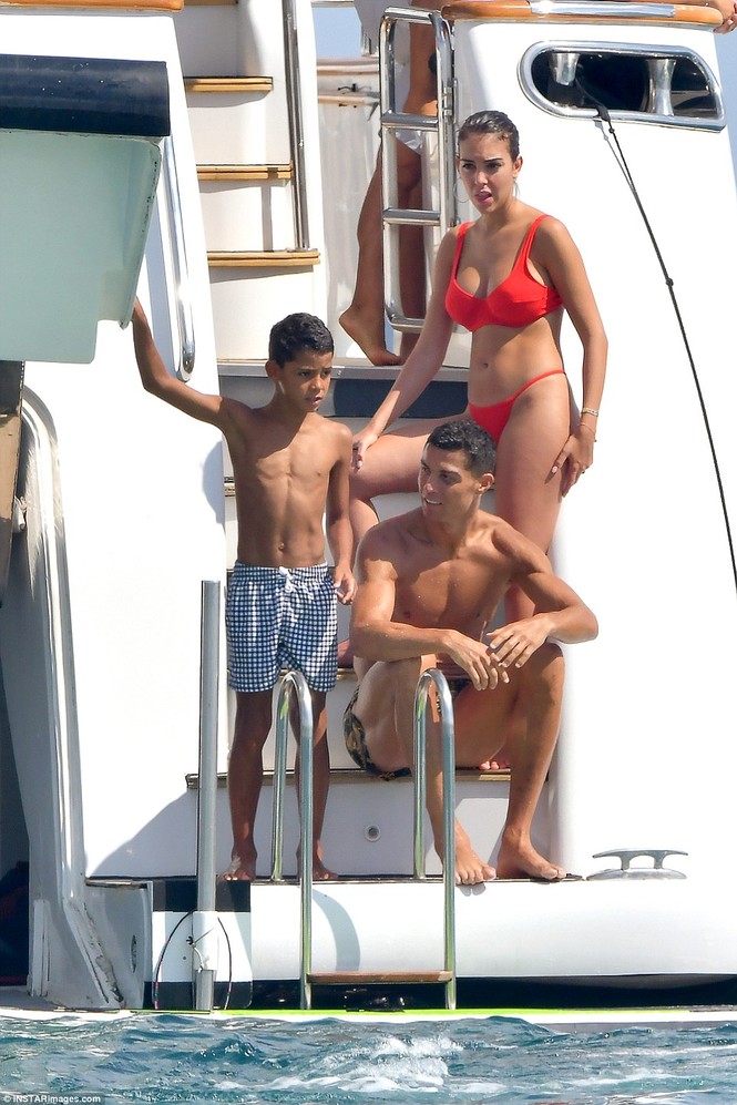 Bạn gái Ronaldo diện bikini thả dáng nuột nà trên biển - ảnh 13