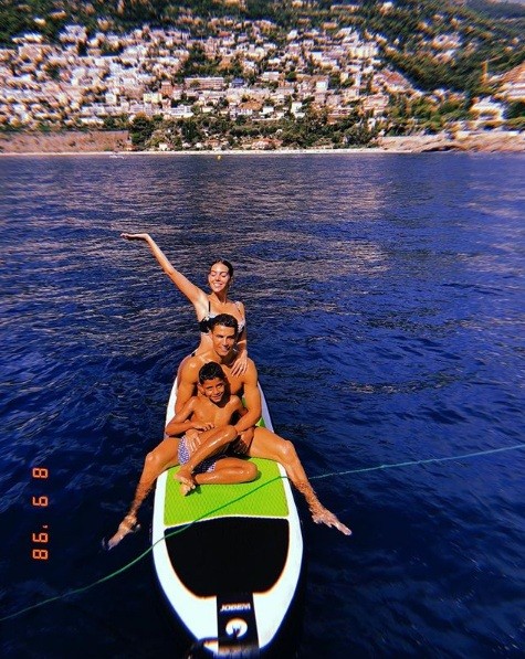 Bạn gái Ronaldo diện bikini thả dáng nuột nà trên biển - ảnh 16
