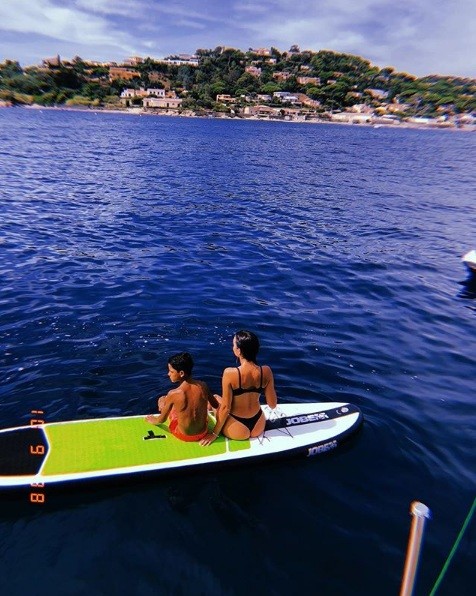 Bạn gái Ronaldo diện bikini thả dáng nuột nà trên biển - ảnh 17