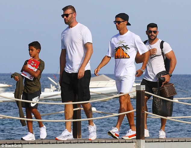 Bạn gái Ronaldo diện bikini thả dáng nuột nà trên biển - ảnh 7
