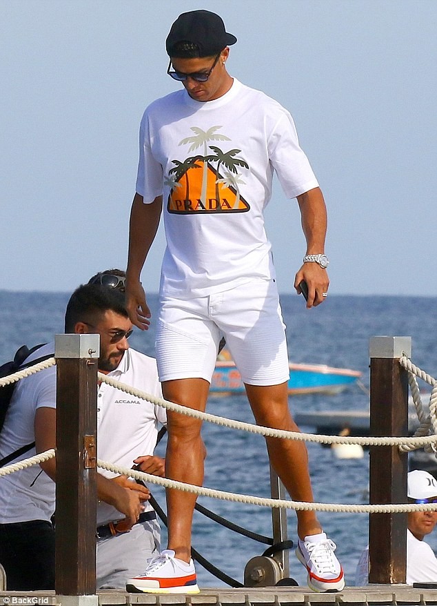 Bạn gái Ronaldo diện bikini thả dáng nuột nà trên biển - ảnh 5
