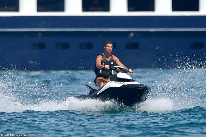 Bạn gái Ronaldo diện bikini thả dáng nuột nà trên biển - ảnh 14