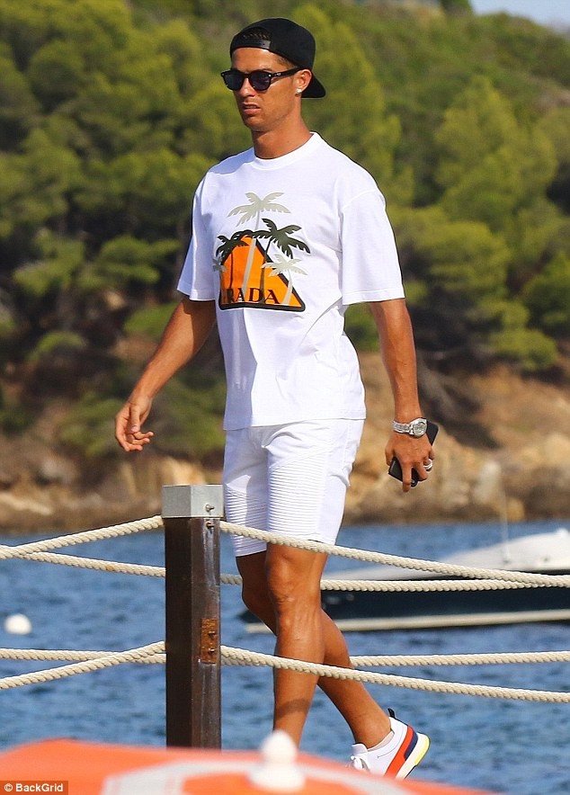 Bạn gái Ronaldo diện bikini thả dáng nuột nà trên biển - ảnh 4