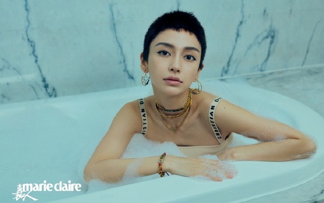 Angelababy ‘lột xác’ với ảnh tóc tém trong bồn tắm - ảnh 1