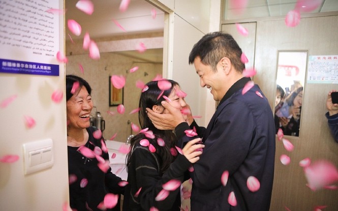Tài tử ‘Anh hùng xạ điêu’ Lý Á Bằng đón sinh nhật đầm ấm bên con gái - ảnh 3