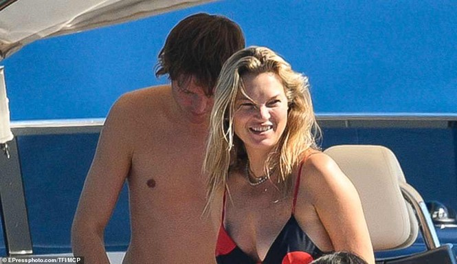 Kate Moss phát tướng, bụng mỡ khi đi nghỉ cùng bạn trai kém 13 tuổi - ảnh 4