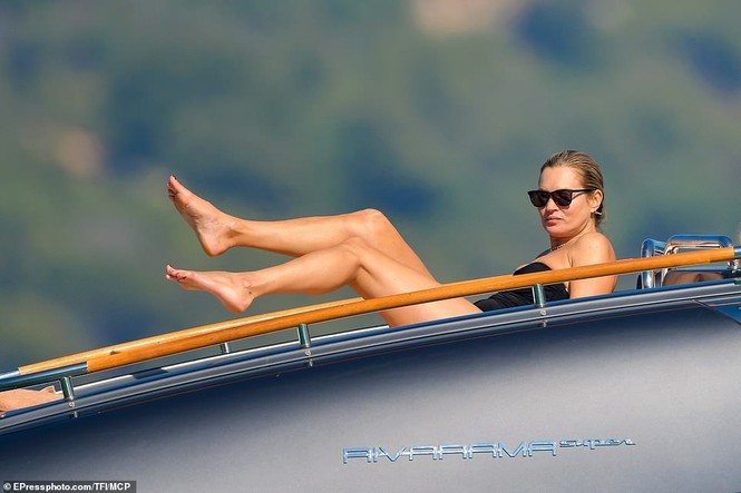 Kate Moss phát tướng, bụng mỡ khi đi nghỉ cùng bạn trai kém 13 tuổi - ảnh 10