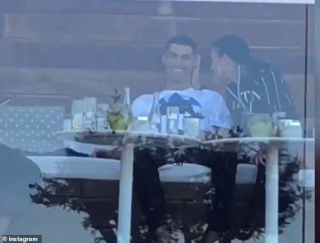 Ronaldo vui vẻ bên bạn gái Georgina giữa ‘tâm bão’ bị tố hiếp dâm - ảnh 1