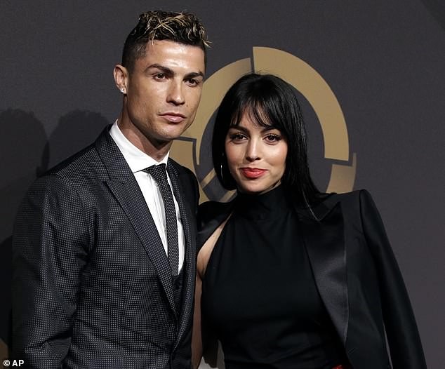 Ronaldo vui vẻ bên bạn gái Georgina giữa ‘tâm bão’ bị tố hiếp dâm - ảnh 7