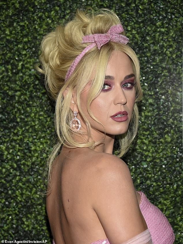Katy Perry diện 'cây hồng' xinh như búp bê Barbie - ảnh 5