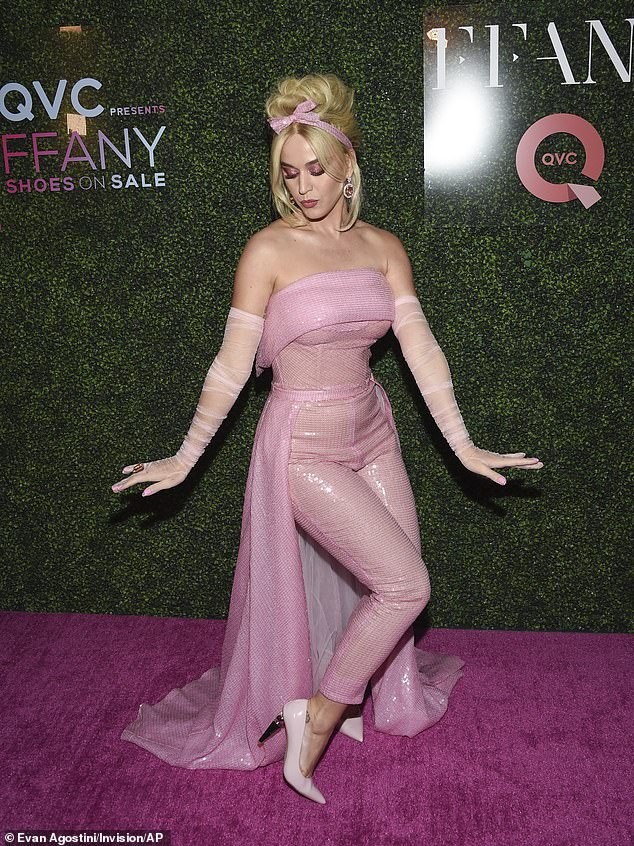 Katy Perry diện 'cây hồng' xinh như búp bê Barbie - ảnh 7