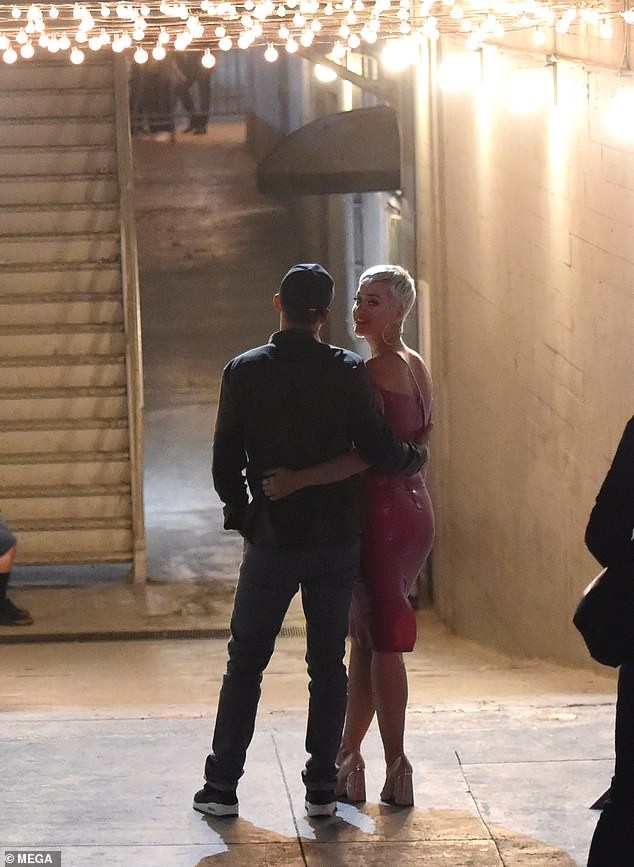 'Cướp biển' Orlando Bloom và bạn gái Katy Perry tình tứ trên phố khuya - ảnh 1