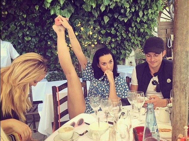 'Cướp biển' Orlando Bloom và bạn gái Katy Perry tình tứ trên phố khuya - ảnh 9