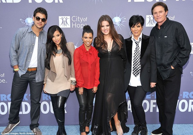 Bố dượng Kim Kardashian diện áo tắm đón sinh nhật tuổi 69 - ảnh 12