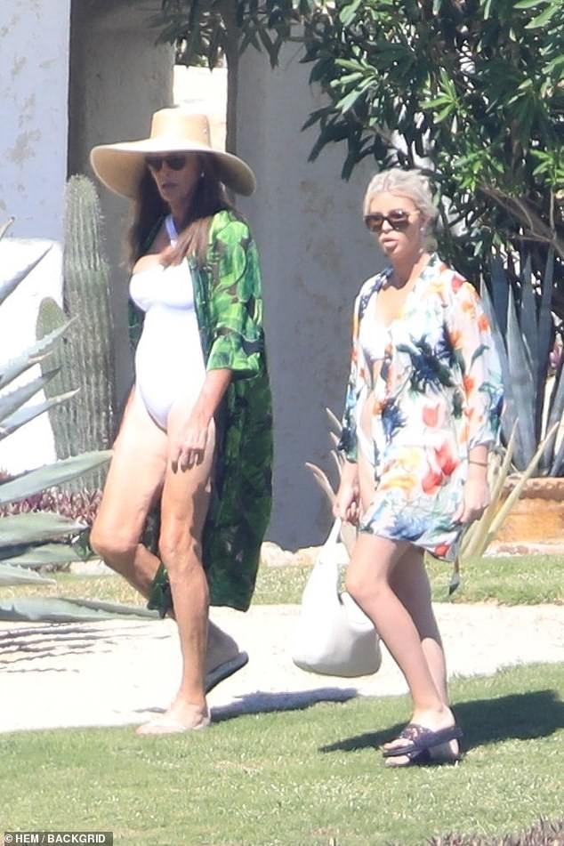 Bố dượng Kim Kardashian diện áo tắm đón sinh nhật tuổi 69 - ảnh 9