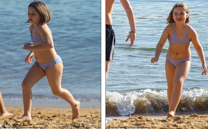 Victoria Beckham đi giày cao gót ra biển ngắm hai con chơi đùa - ảnh 6