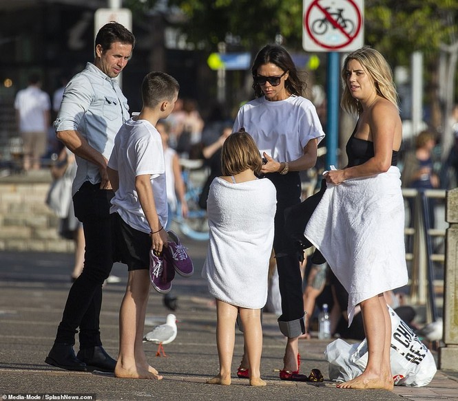 Victoria Beckham đi giày cao gót ra biển ngắm hai con chơi đùa - ảnh 7