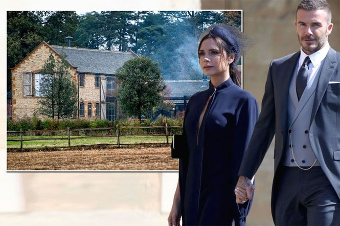 Victoria Beckham đi giày cao gót ra biển ngắm hai con chơi đùa - ảnh 10