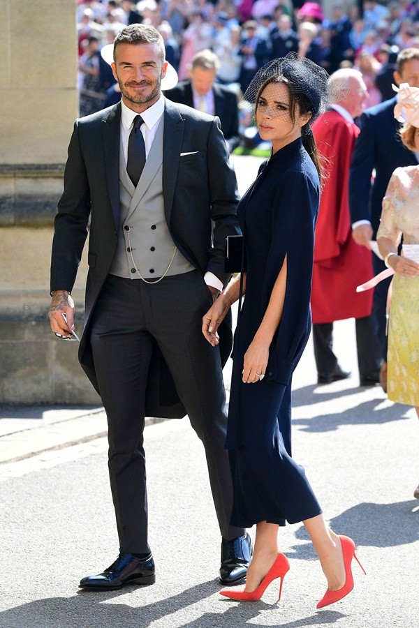 Victoria Beckham đi giày cao gót ra biển ngắm hai con chơi đùa - ảnh 9