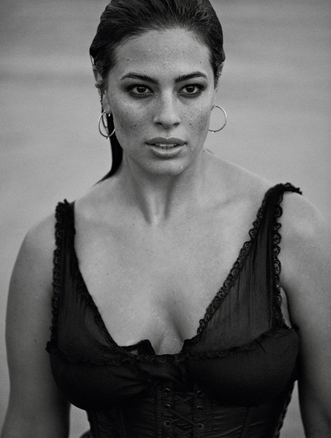 Người đẹp ngoại cỡ Ashley Graham hóa thành nữ thần đồng quê gợi tình - ảnh 2