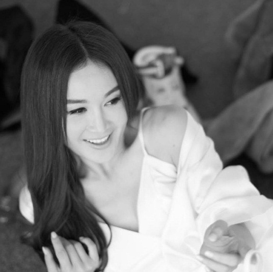 Ôn Bích Hà táo bạo lưng trần, váy ren xuyên thấu trẻ như đôi mươi - ảnh 7
