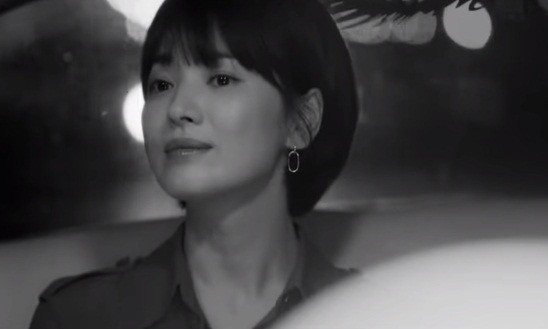 Song Hye Kyo tóc ngắn trẻ xinh như búp bê - ảnh 2