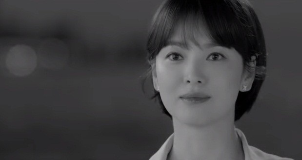 Song Hye Kyo tóc ngắn trẻ xinh như búp bê - ảnh 1