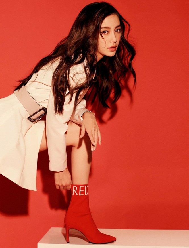 'Gái một con' Angelababy eo thon, chân dài hút mắt - ảnh 1