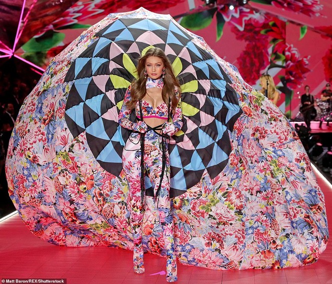 Gigi Hadid rực rỡ tỏa sáng như nữ hoàng công trong đêm nội y - ảnh 3