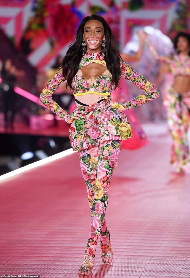 Ngất ngây dàn 'chân dài' tuyệt đẹp Victoria's Secret Fashion Show 2018 - ảnh 46