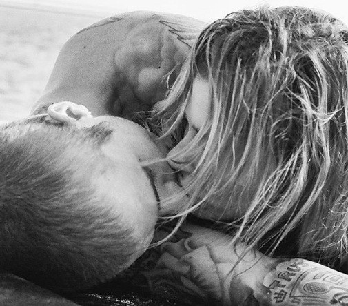 Justin Bieber và vợ sắp cưới thi nhau tung 'ảnh nóng đốt mắt' fan - ảnh 2