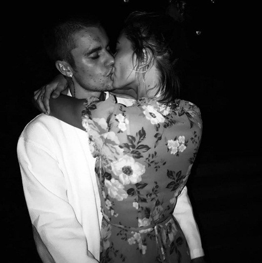 Justin Bieber và vợ sắp cưới thi nhau tung 'ảnh nóng đốt mắt' fan - ảnh 3
