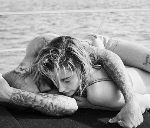 Justin Bieber và vợ sắp cưới thi nhau tung 'ảnh nóng đốt mắt' fan - ảnh 1
