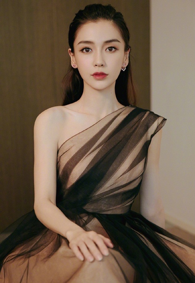 Angelababy vai trần gợi cảm, rạng ngời đón xuân - ảnh 11