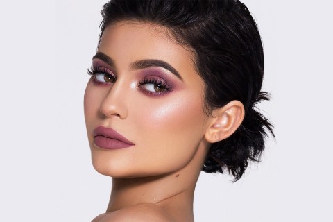 Vượt 'ông chủ Facebook', em gái Kim Kardashian là tỉ phú tự thân trẻ nhất - ảnh 2