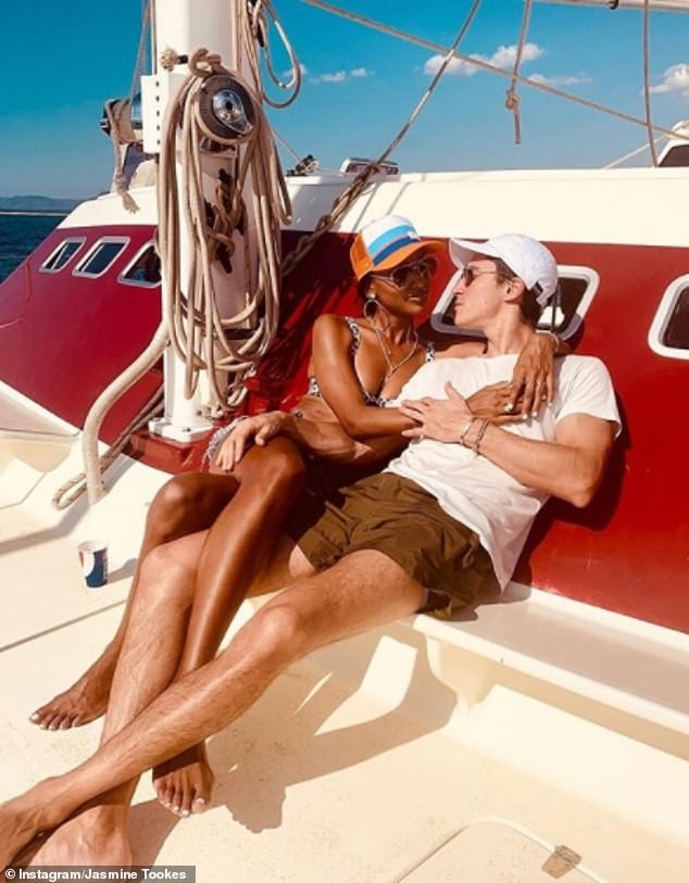 Thiên thần nội y Jasmine Tookes tình tứ bên bạn trai ở biển - ảnh 3