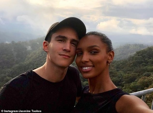 Thiên thần nội y Jasmine Tookes tình tứ bên bạn trai ở biển - ảnh 4