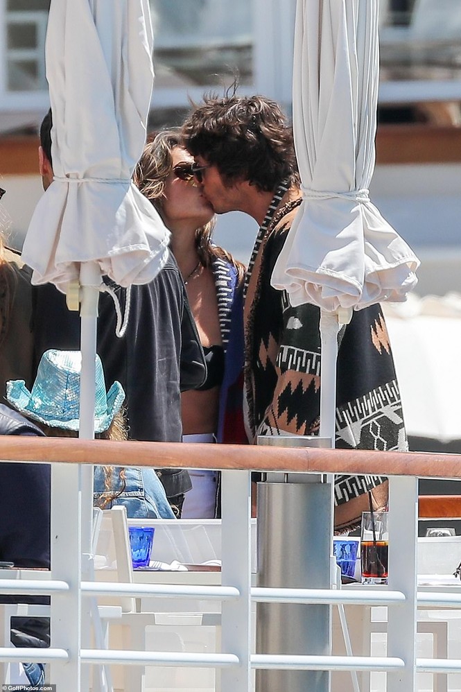 Alessandra Ambrosio diện áo tắm tình tứ bạn trai ở Cannes - ảnh 3